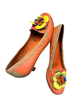 Vintage BCBMaxZaria kitten heel orange with large multilayer flower size7.5/8 US